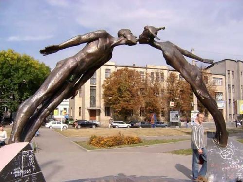 Необычные памятники